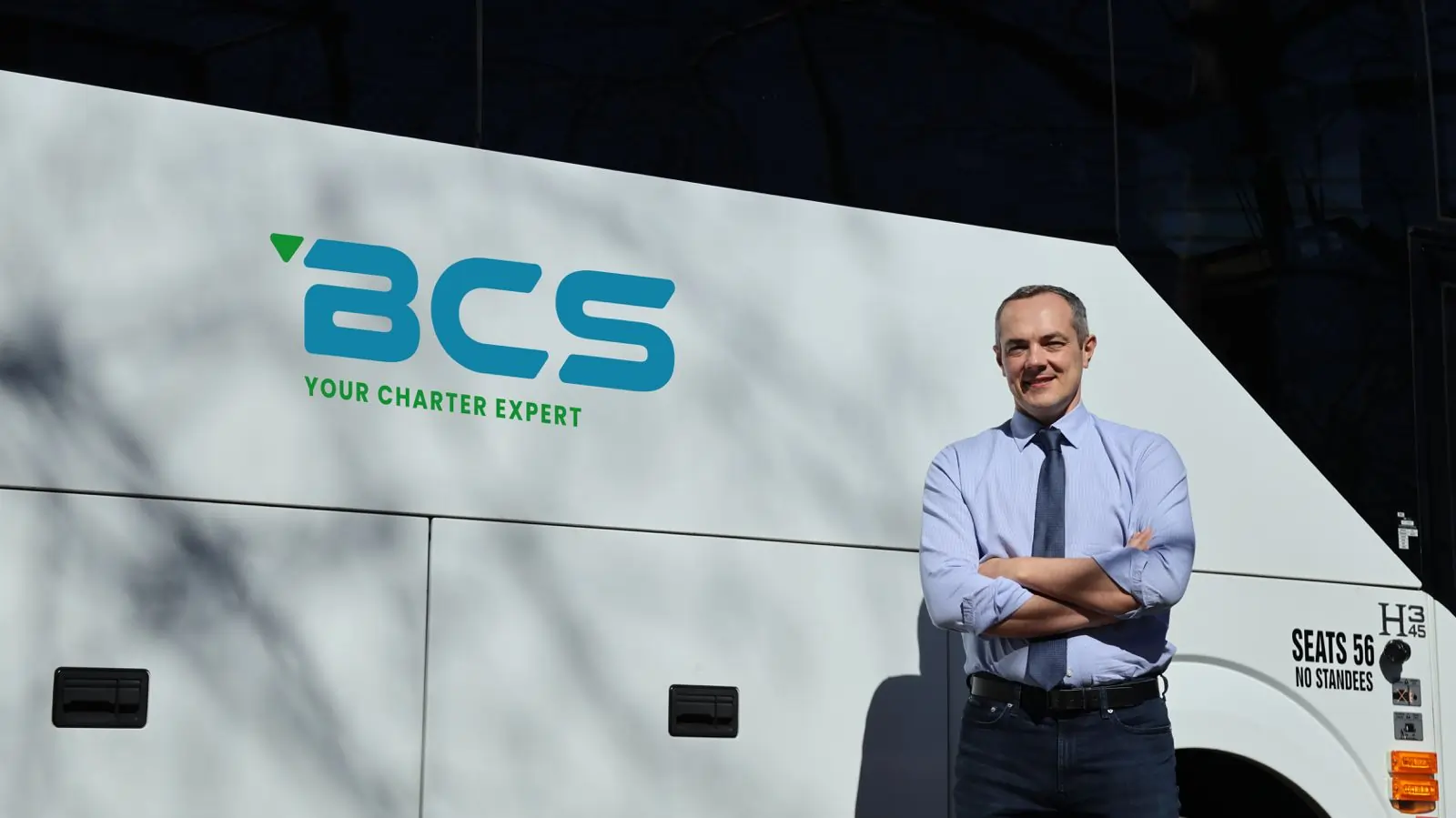 BCS Travel oprichter Anton Geier met charter touringcar